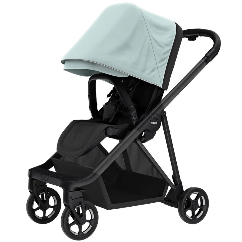 thule-baby-strollers-11400208-37940894597341_800x_0d57f020-dce2-439f-82dc-a2984248d9ec.jpg Thule bērnu ratiņi ar melnu rāmi un gaiši zilu jumtiņu, zem sēdekļa ir grozs