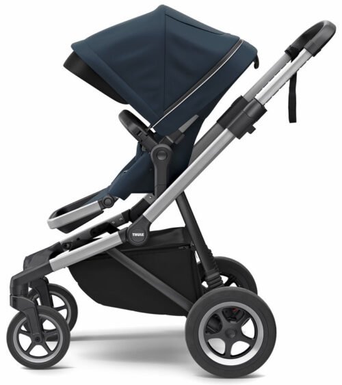 Thule bērnu ratiņi tumši zilā krāsā ar lielu jumtiņu un melnu rāmi