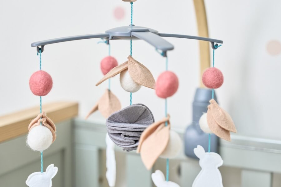 Tutti Bambini CoZee 2in1 karuselīte gultiņai – Oak-Charcoal – foto 5